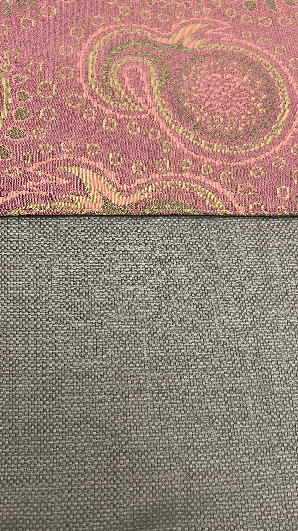 Mantel Individual Paisley rosa reverso gris.
