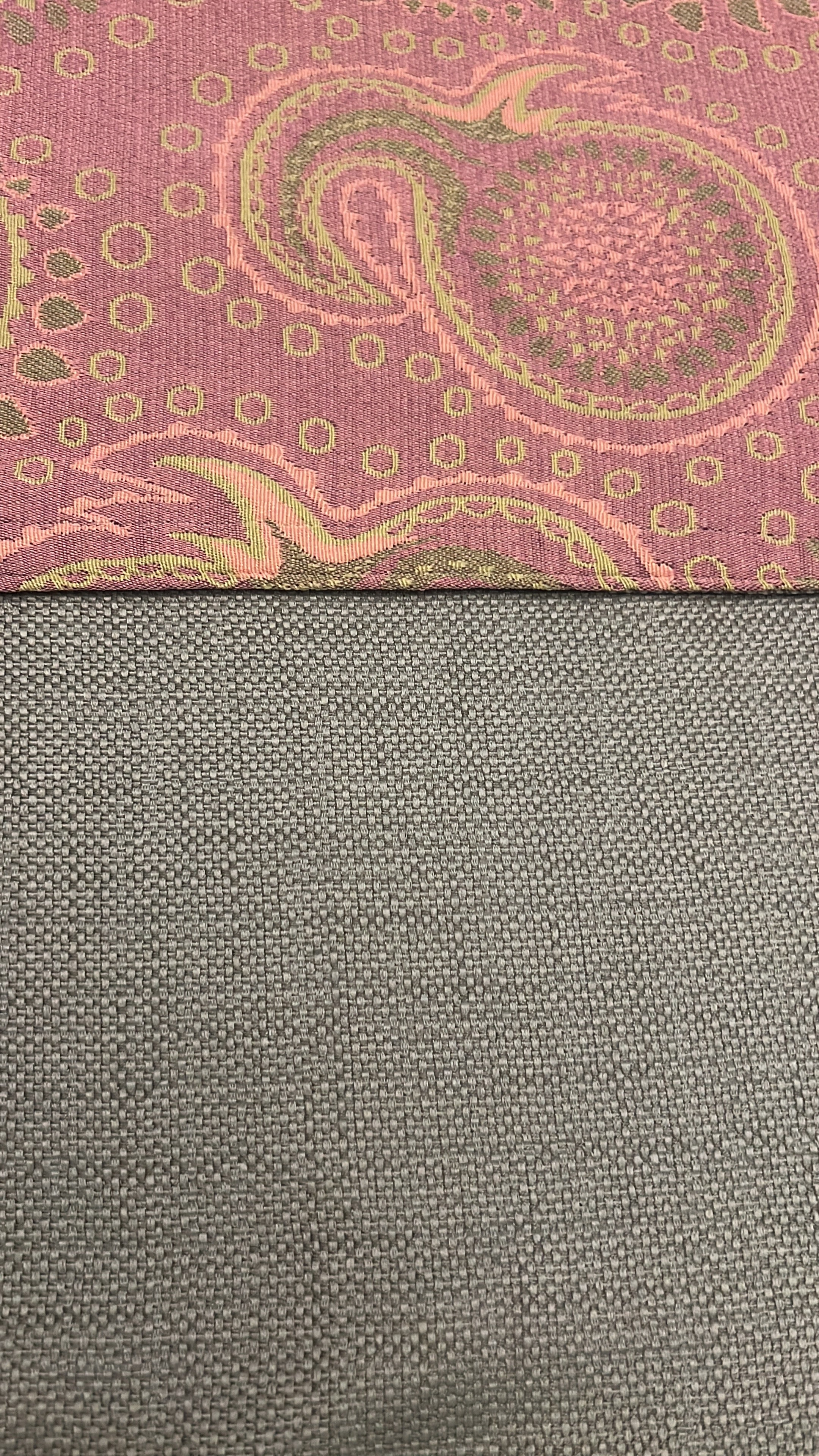 Mantel Individual Paisley rosa reverso gris.