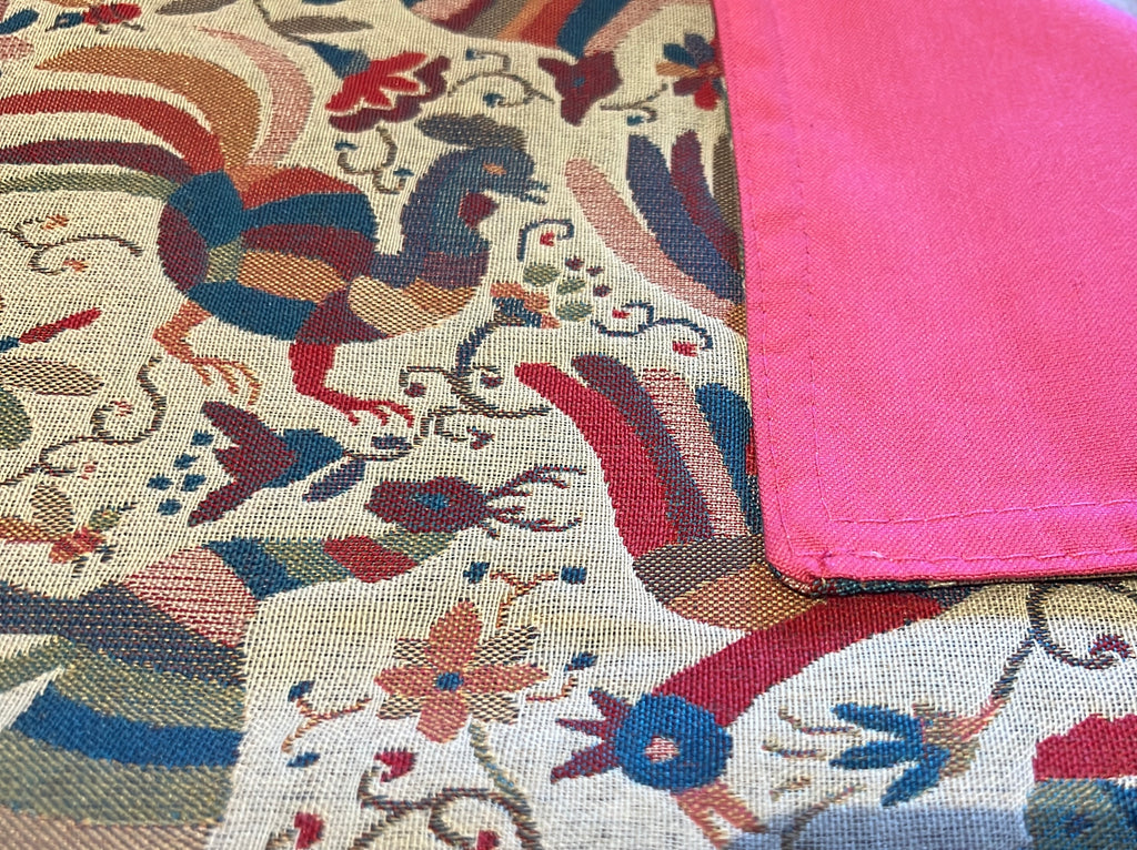 Mantel individual modelo Animales Mexicano rosa, reverso rosa.