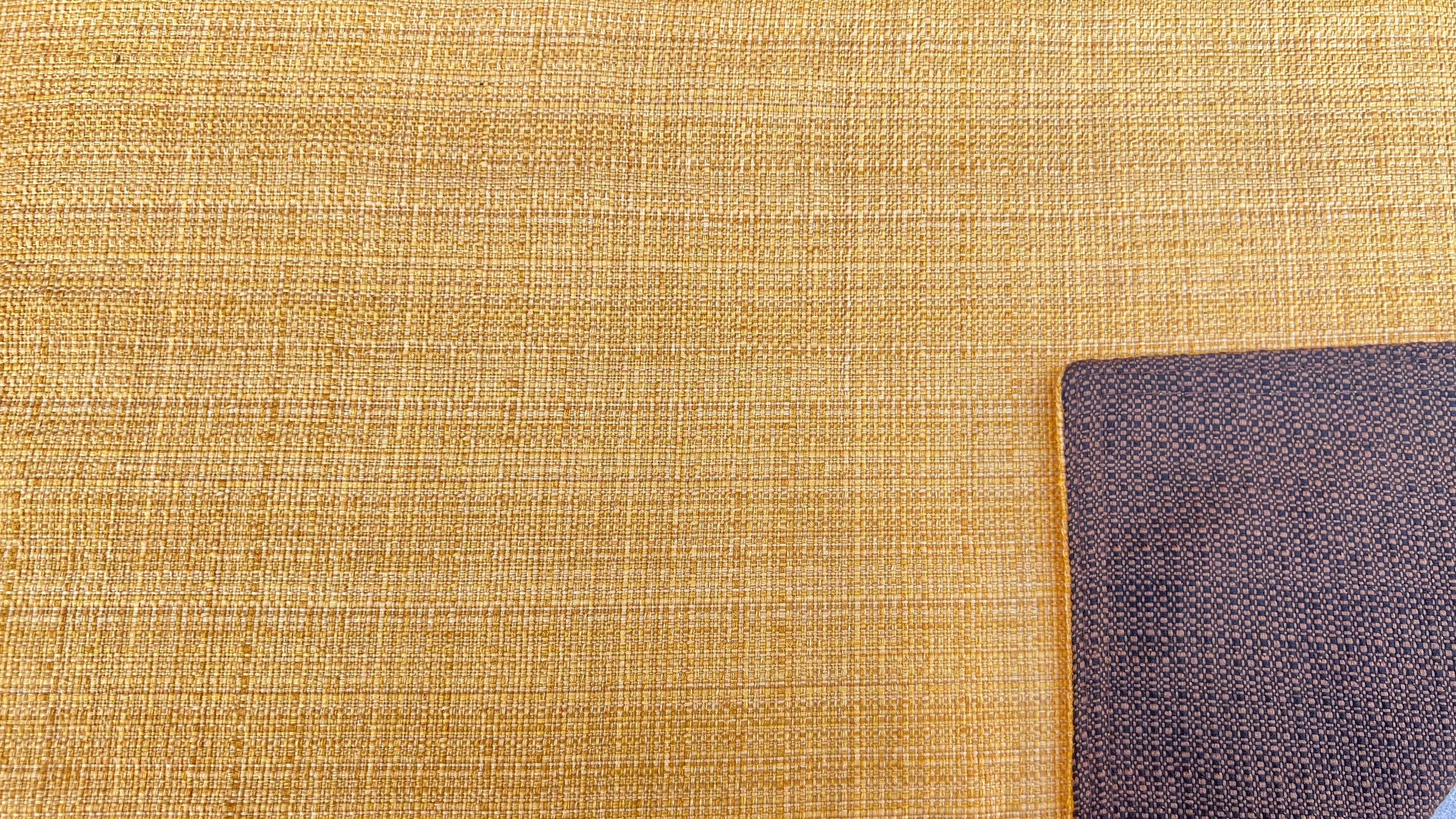 Mantel individual modelo Amarillo textura, reverso cafe textura.