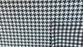 Mantel individual modelo Cuadritos negros y blancos, reverso Pata de Gallo negro en blanco.