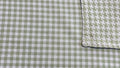Mantel individual modelo cuadritos verde claro, reverso pata de gallo verde.
