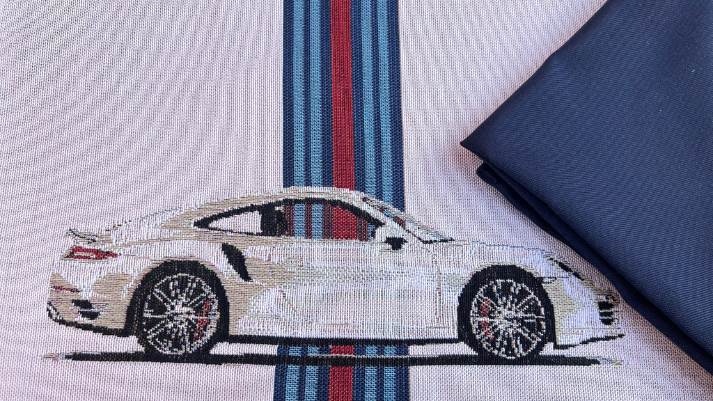 Mantel individual modelo auto deportivo, reverso rojo.