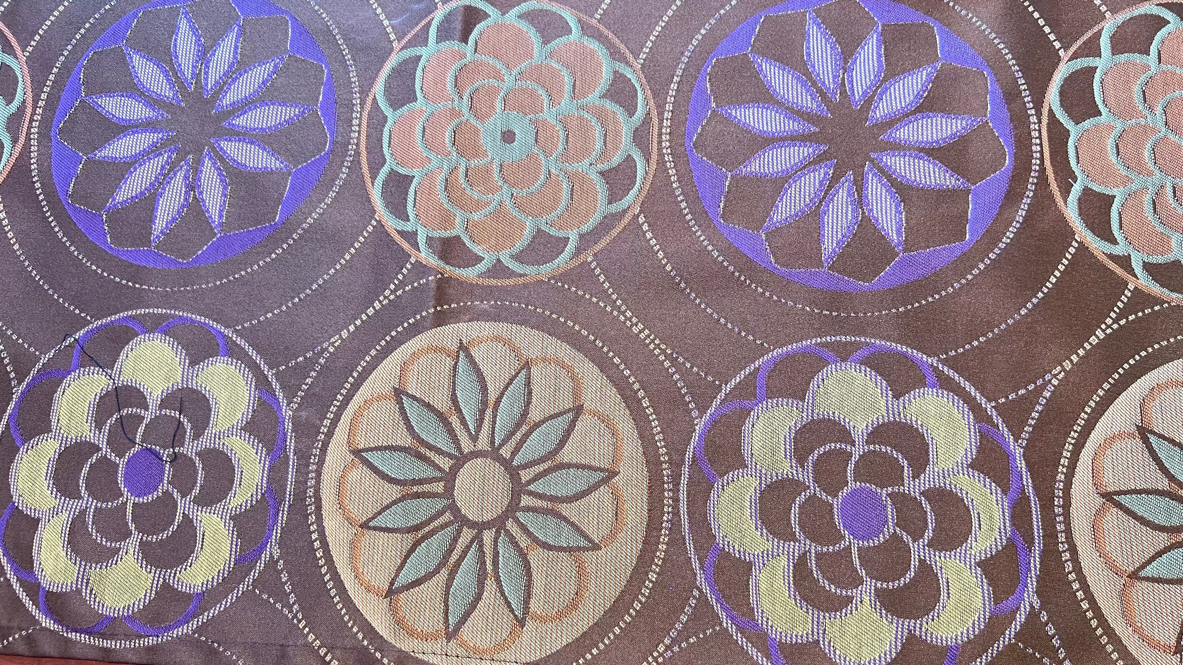 Camino para mesa modelo Flores cafe, naranja morado.
