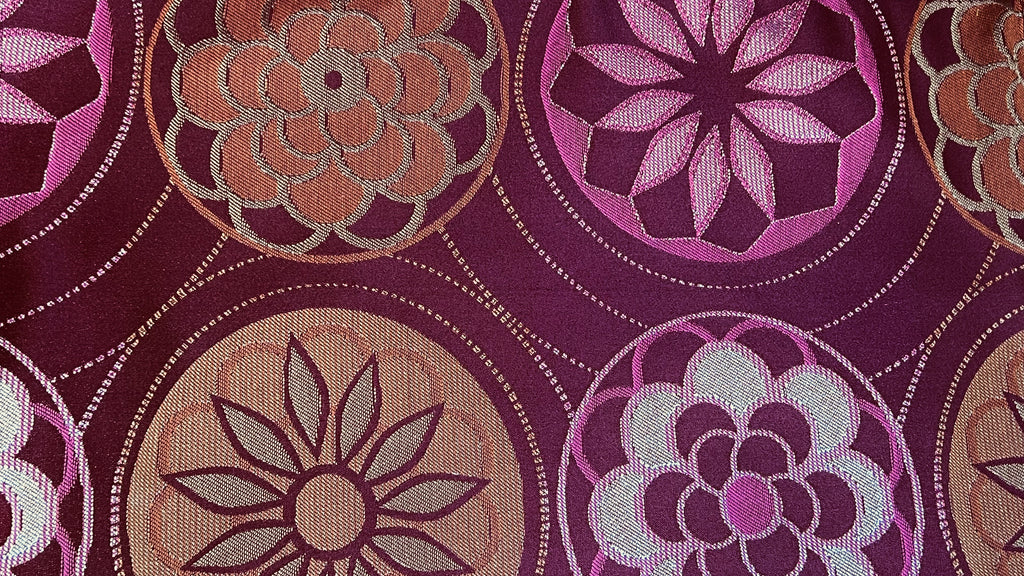 Mantel individual modelo Flores naranja vino, reverso vino.