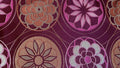 Mantel individual modelo Flores naranja vino, reverso vino.
