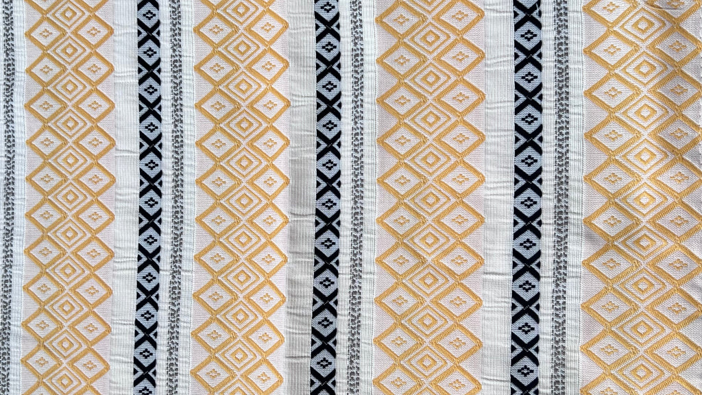 Camino de mesa modelo Greca Mexicana en amarillo.