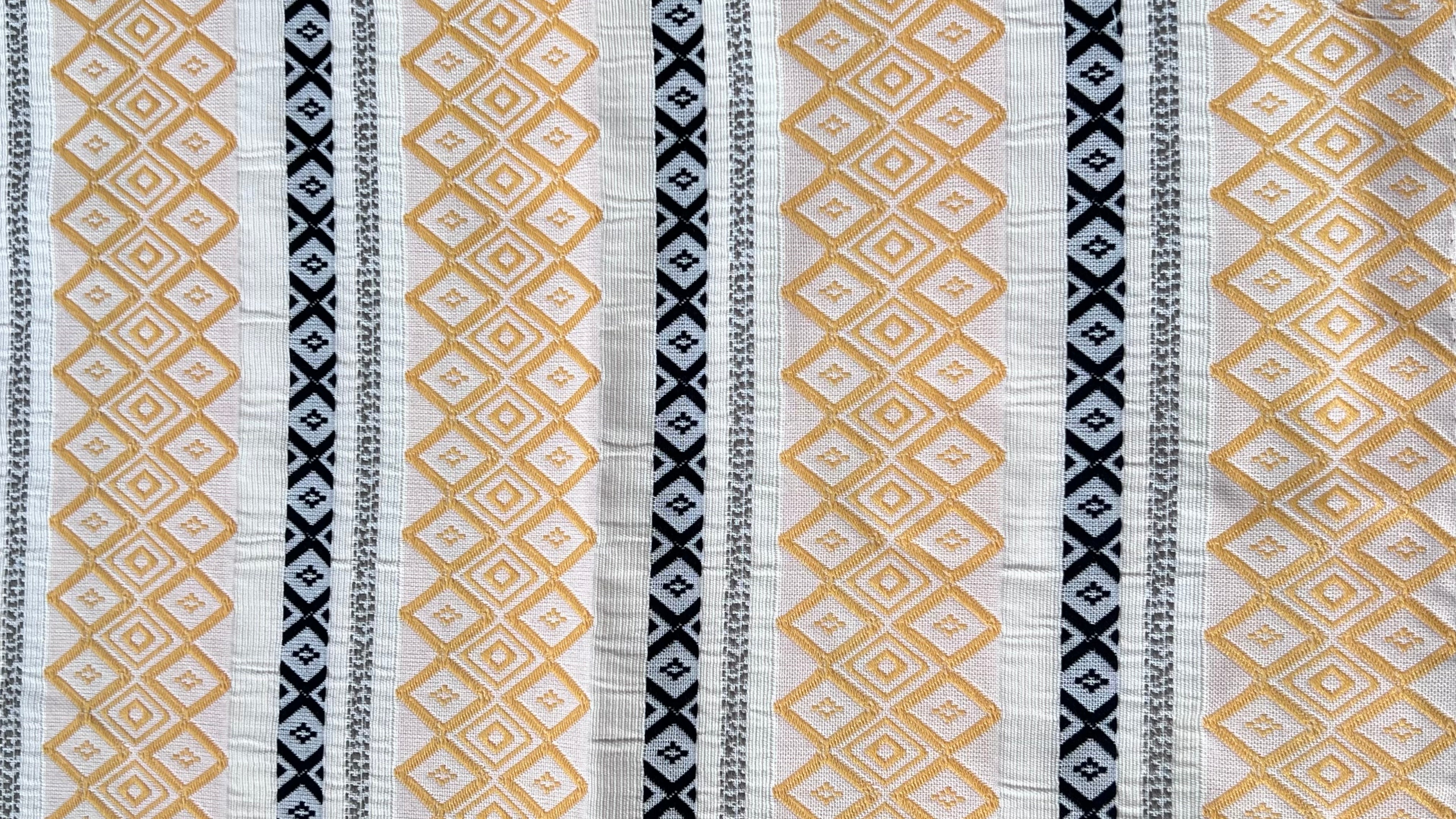 Camino de mesa modelo Greca Mexicana en amarillo.