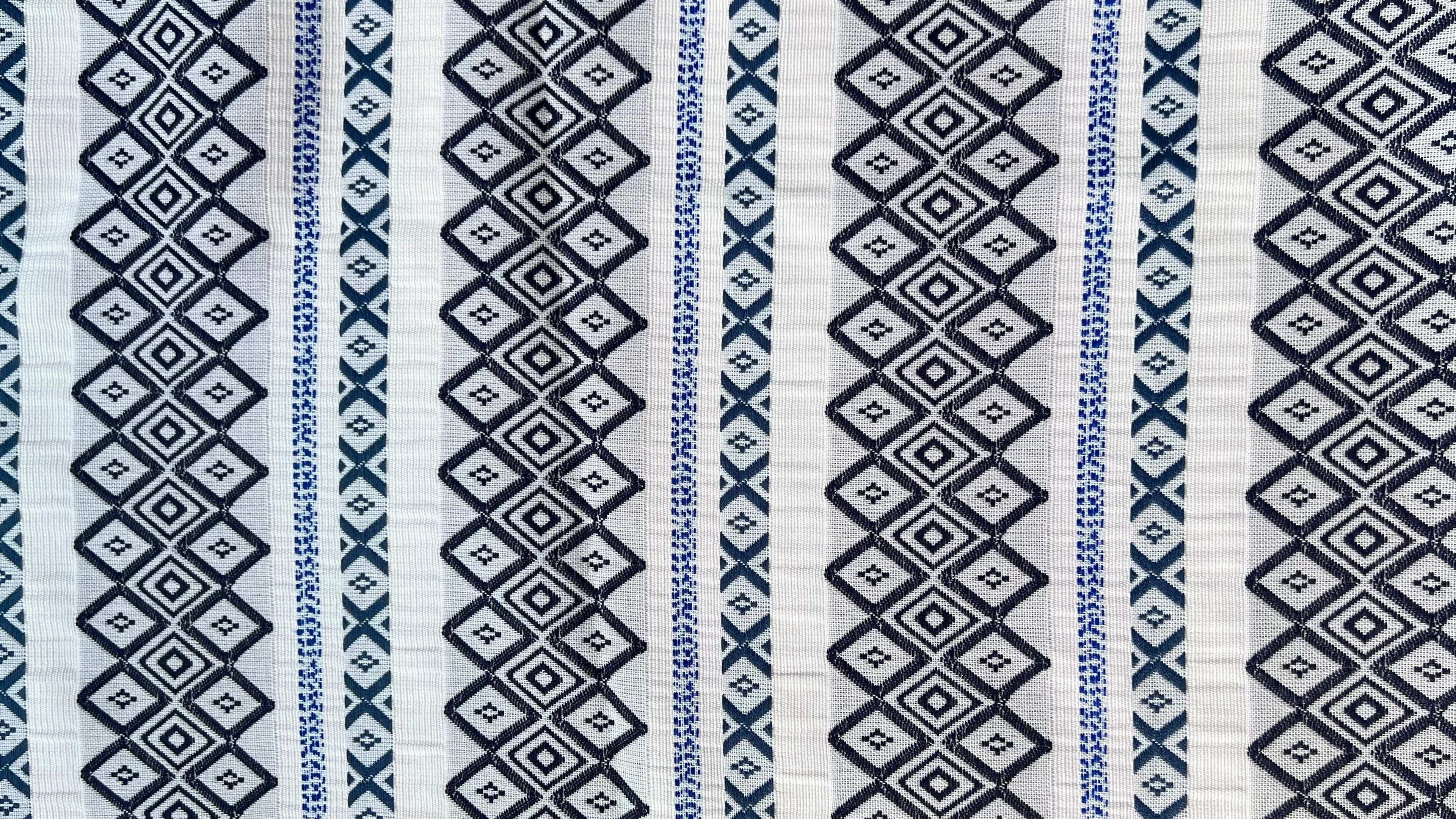 Camino de mesa modelo Greca Mexicana en azul.