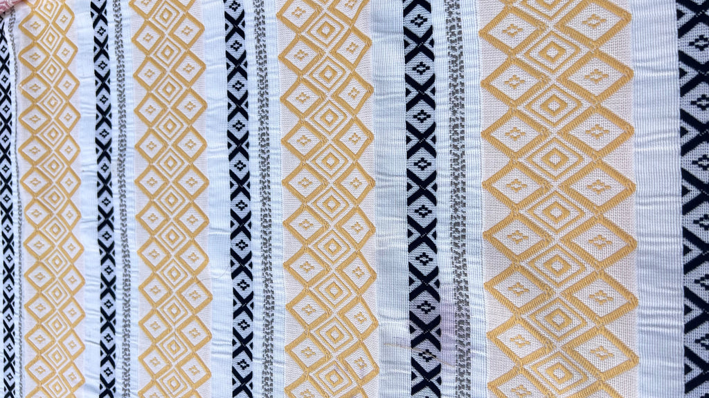 Mantel individual modelo Greca Mexicano amarillo, reverso amarillo.