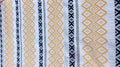 Mantel individual modelo Greca Mexicano amarillo, reverso amarillo.