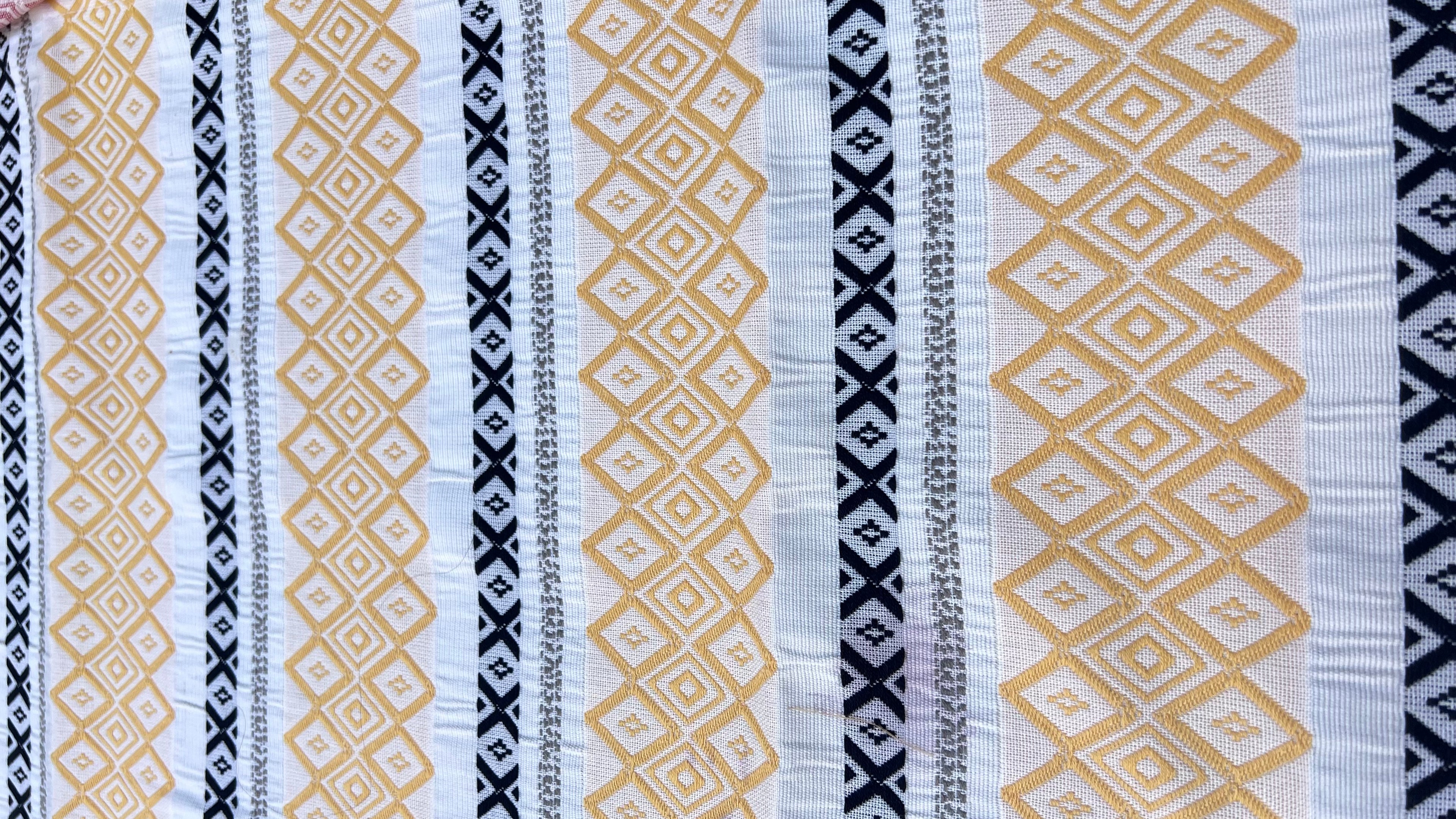 Mantel individual modelo Greca Mexicano amarillo, reverso amarillo.
