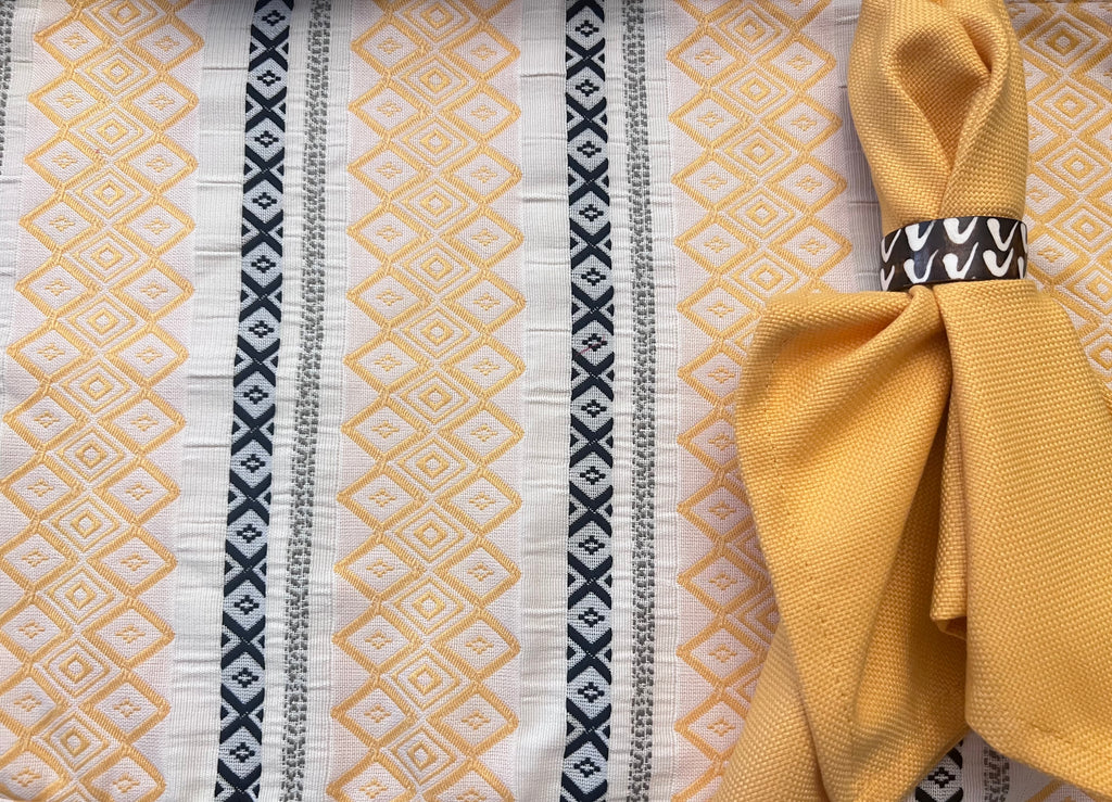 Mantel individual modelo Greca Mexicano amarillo, reverso amarillo.