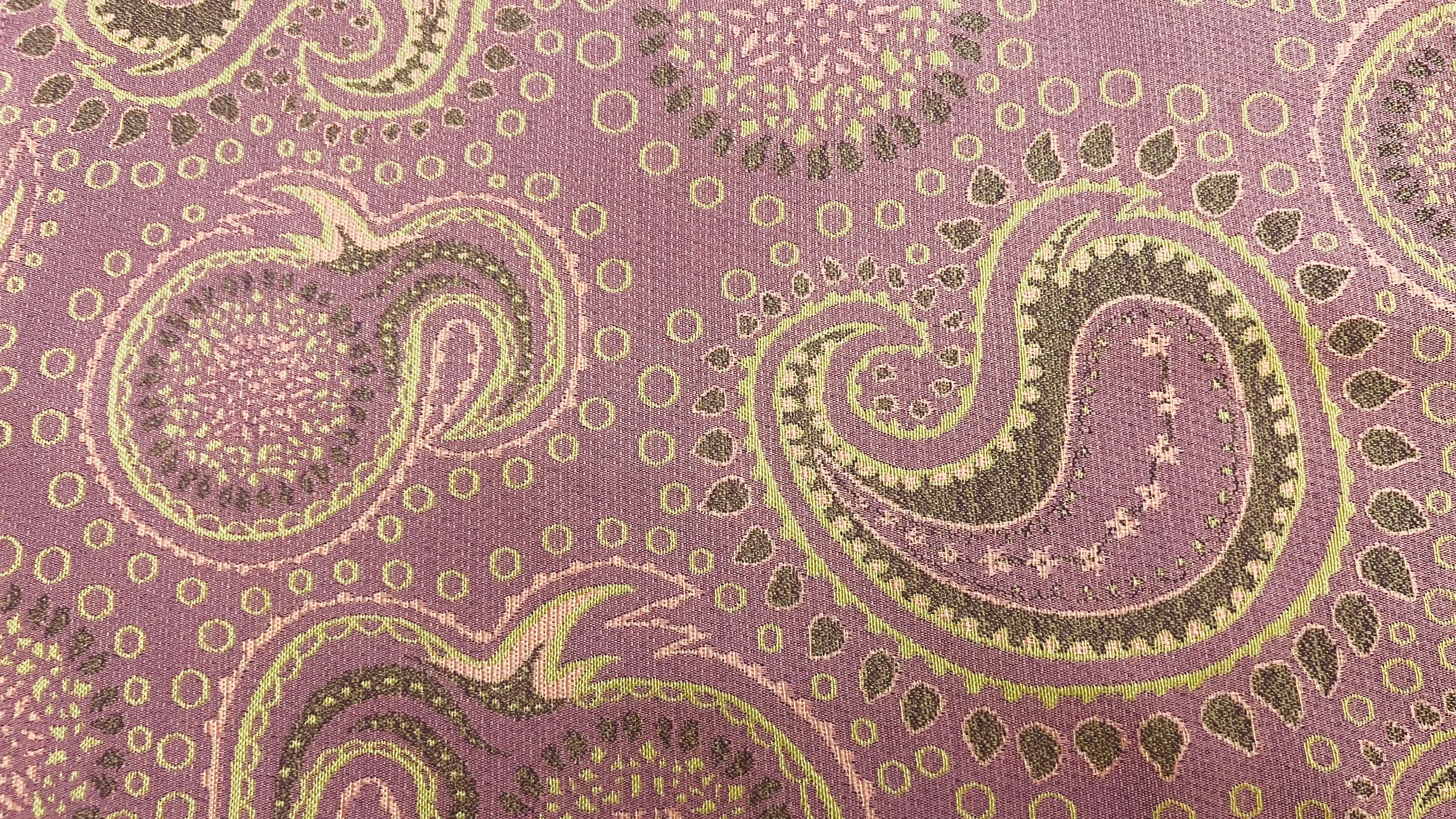 Mantel Individual Paisley rosa reverso gris.