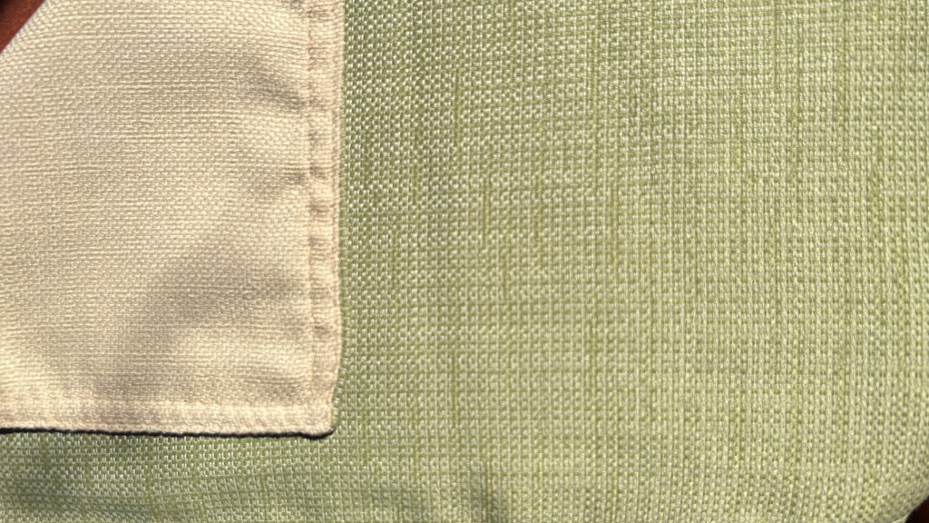 Mantel individual modelo Lluvia esparrago reverso marfil.