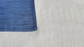 Mantel individual modelo Marfil con textura, reverso azul.