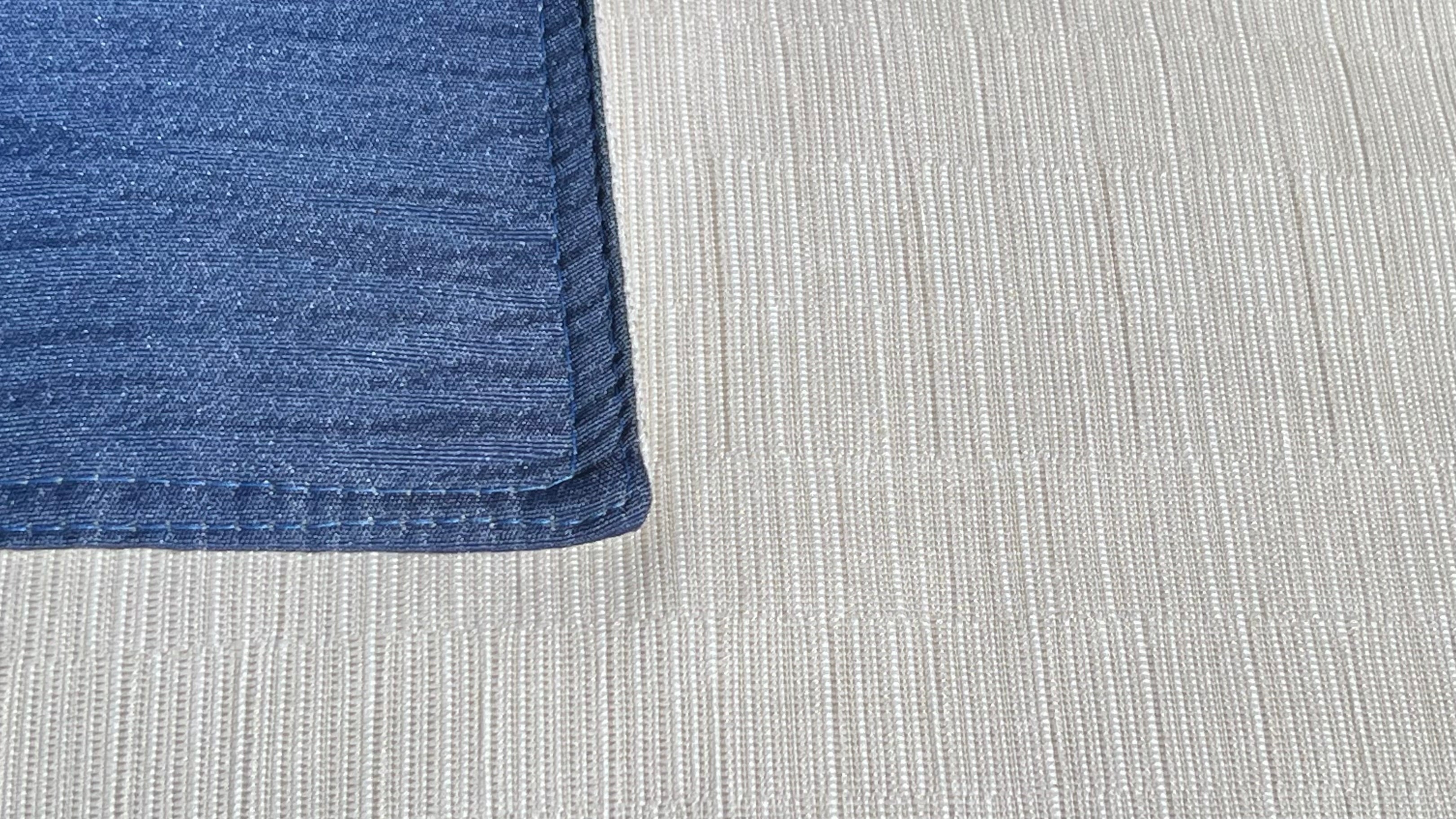 Mantel individual modelo Marfil con textura, reverso azul.