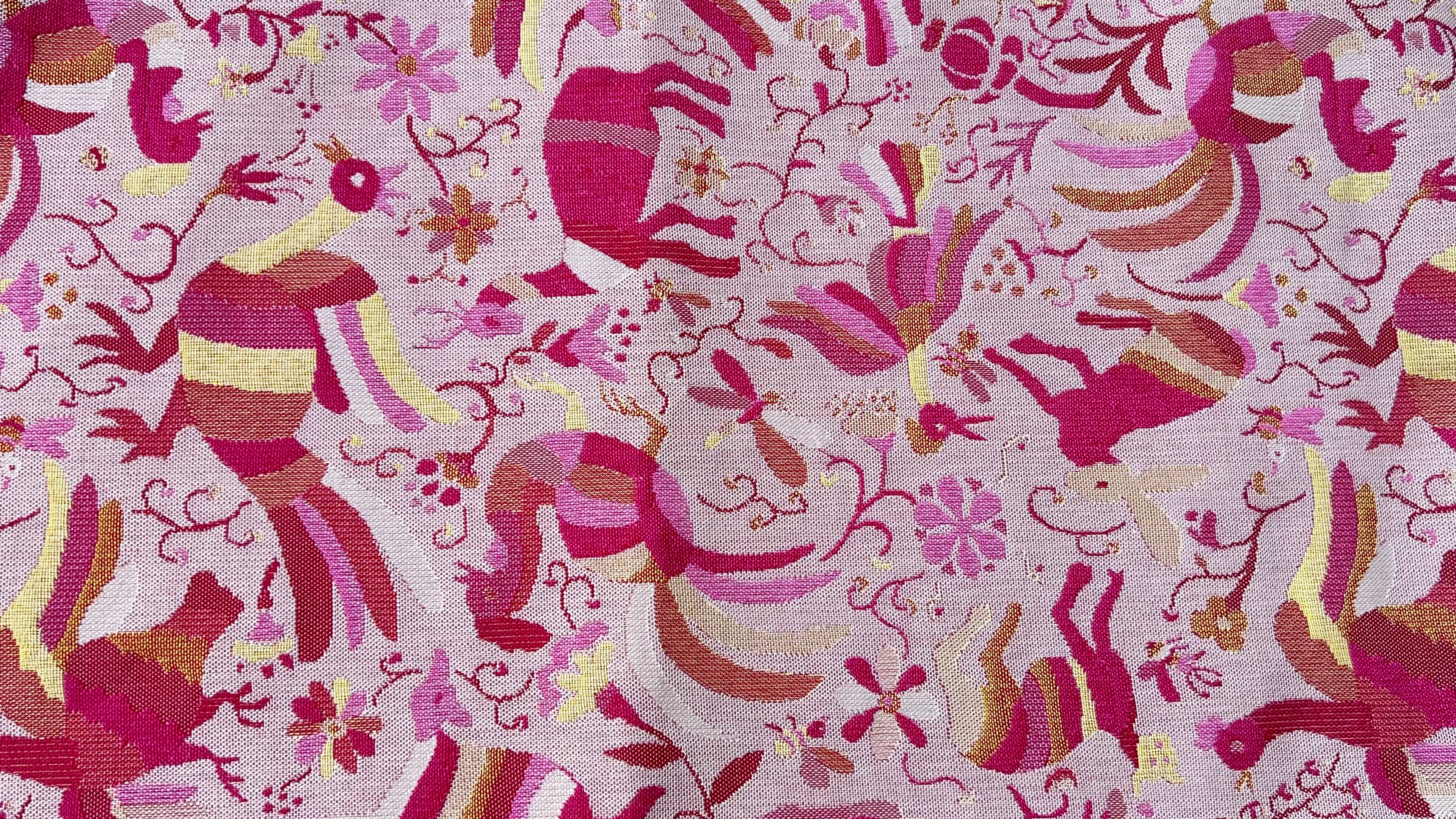 Camino para mesa modelo Mexicano con animales rosa y amarillo.