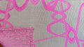 Mantel individual modelo Modernista rosa, reverso textura rayas.