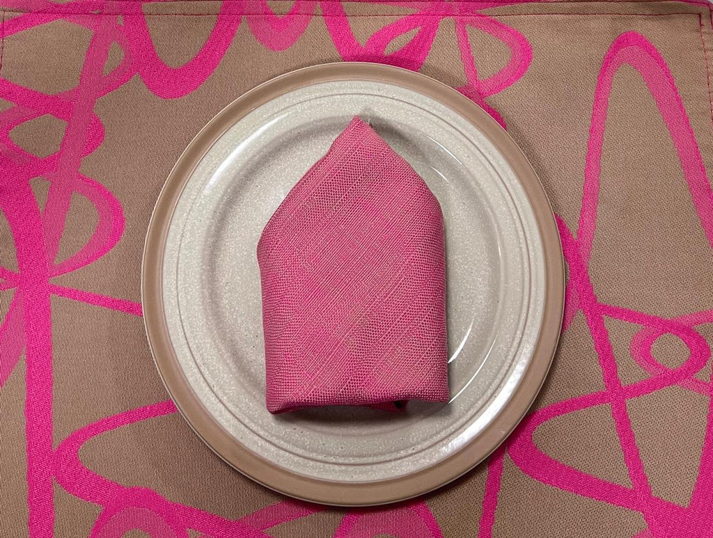 Mantel individual modelo Modernista rosa, reverso textura rayas.