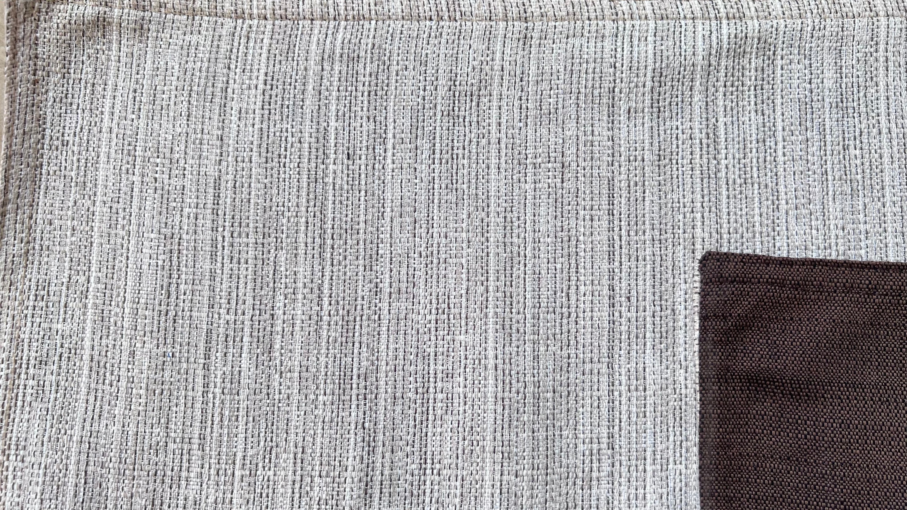 Mantel individual modelo Marfil pespunte cafe, reverso cafe.