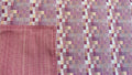 Mantel individual modelo cubos lila, reverso rayas lila.