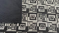 Mantel individual modelo geometrico negro, reverso negro.