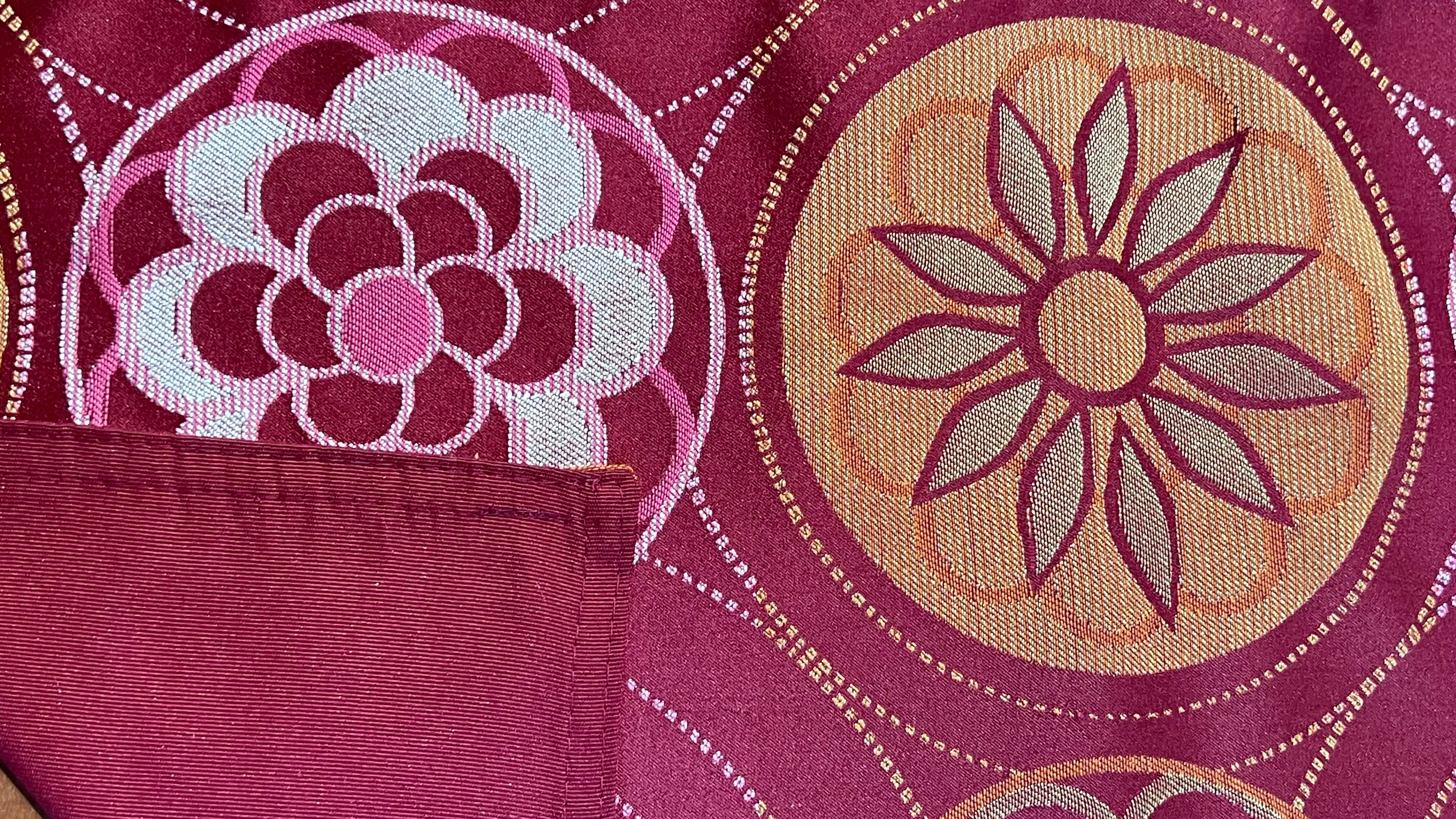 Mantel individual modelo Flores naranja vino, reverso vino.